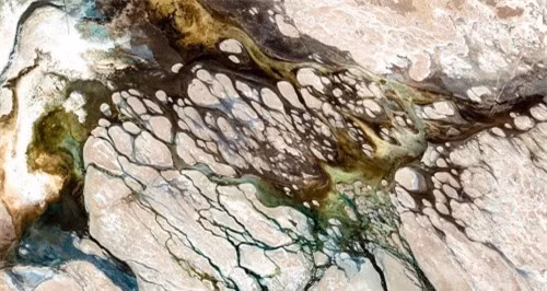 Dãy Andes, dãy núi lục địa dài nhất trên thế giới, đoạn chạy qua Argentina nhìn như những mảng màu loang lổ.