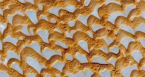 Những ốc đảo và nguồn nước tự nhiên nằm giữa sa mạc ở Al-Hasa, Arab Saudi tạo nên cảnh tượng tuyệt đẹp. Nơi đây từ lâu đã trở thành nơi dừng chân cho các đoàn người du mục.