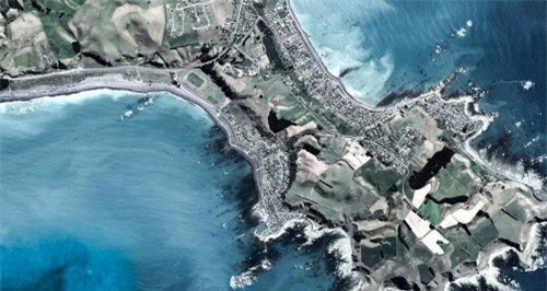 Vịnh Nam trên bán đảo Kaikoura, New Zealand là địa điểm nổi tiếng để ngắm cá voi. Tuy nhiên nhìn từ độ cao này, bạn đừng hy vọng có thể nhìn thấy một con cá voi nào đang nhảy lên từ mặt nước.