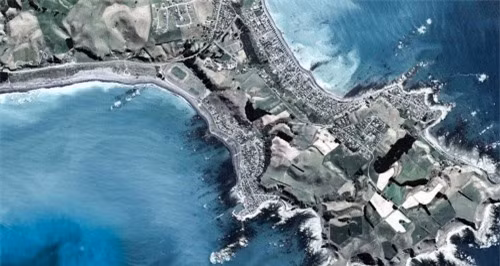 Vịnh Nam trên bán đảo Kaikoura, New Zealand là địa điểm nổi tiếng để ngắm cá voi. Tuy nhiên nhìn từ độ cao này, bạn đừng hy vọng có thể nhìn thấy một con cá voi nào đang nhảy lên từ mặt nước.