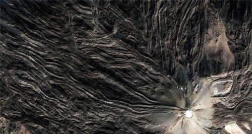 Đây là một trong số những hình ảnh kỳ lạ nhất trên Trái Đất được Google Earth ghi lại. Pico del Teide là một ngọn núi lửa ở Tenerife với độ cao 3.718 mét, cũng là điểm cao nhất ở Tây Ban Nha. Google Maps chỉ đường từ HN đến TP HCM siêu dị | VTC