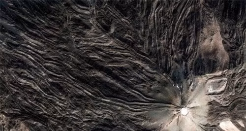 Đây là một trong số những hình ảnh kỳ lạ nhất trên Trái Đất được Google Earth ghi lại. Pico del Teide là một ngọn núi lửa ở Tenerife với độ cao 3.718 mét, cũng là điểm cao nhất ở Tây Ban Nha. Google Maps chỉ đường từ HN đến TP HCM siêu dị | VTC