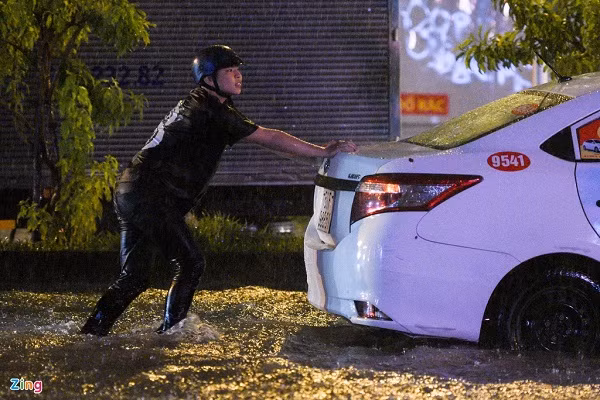 Nhiều tài xế cùng xuống giúp đỡ nhau đẩy "xế cưng" qua vùng nước lụt sâu.