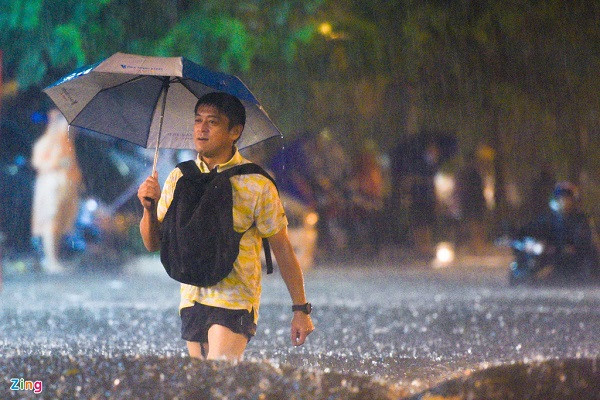 Dự kiến trong 2 ngày tới, nhiều nơi tại TP.HCM vẫn xảy ra mưa lớn.