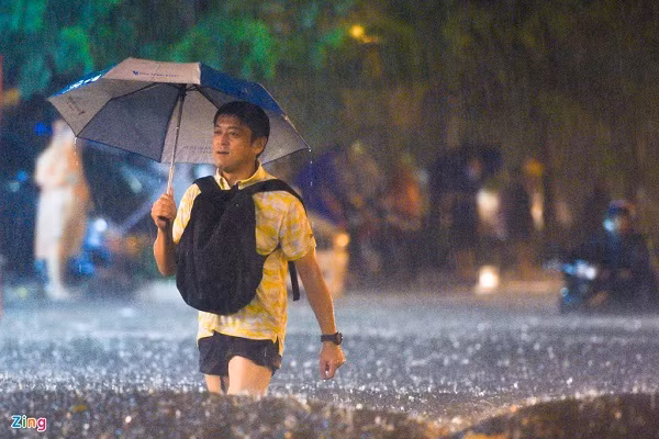 Dự kiến trong 2 ngày tới, nhiều nơi tại TP.HCM vẫn xảy ra mưa lớn.