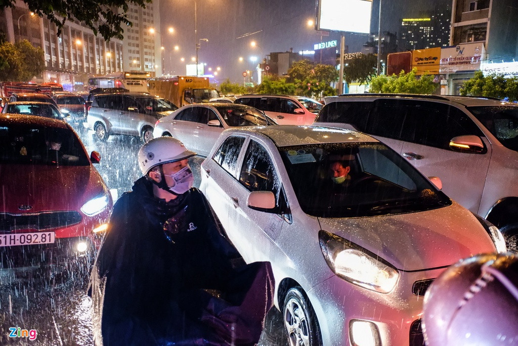 Trước đó khoảng 22h, đường Nguyễn Hữu Cảnh ùn tắc cục bộ tại hai nút giao với cầu Thủ Thiêm và đường Điện Biên Phủ vì mưa lớn gây ngập úng.