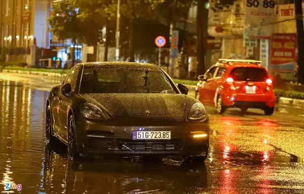 Một chiếc Porsche chết máy giữa đường. Anh Hào, chủ nhân xe này cho hay đã đứng tại đây 5 tiếng mà xe cứu hộ vẫn chưa đến. Theo kinh nghiệm của nhiều người, khi ôtô chết máy giữa dòng nước, người lái không được cố khởi động sẽ càng gây nguy hiểm cho động cơ.