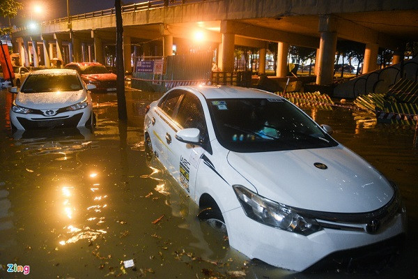 Khoảng 2h ngày 7/8, trời đã tạnh mưa những vẫn còn hàng chục chiếc ôtô "bất động" tại giao lộ Nguyễn Hữu Cảnh - Điện Biên Phủ. Tất cả đều chờ xe cứu hộ giao thông đến trợ giúp.