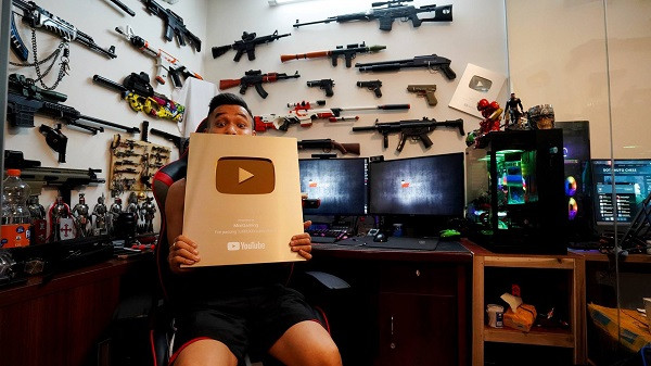 Chăm chỉ làm việc và có lượng fan đông đảo, Độ Mixi đã gặt hái được thành công trong sự nghiệp. Hiện tại, anh cũng là một trong những thành viên của "Tứ hoàng Streamer" tại Việt Nam và sở hữu khối tàn sản khủng.