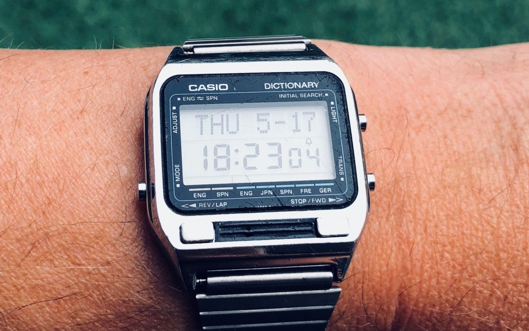 Trông thì thật đơn thuần nhưng chiếc Casio TE-2500 này không chỉ có chức năng xem giờ mà còn có thể tra từ điển. Thiết bị này có thể dịch ngôn ngữ từ tiếng Anh sang Tây Ban Nha, dịch được một số câu đàm thoại dùng trong du lịch với các ngôn ngữ Pháp, Đức và cả Nhật Bản.