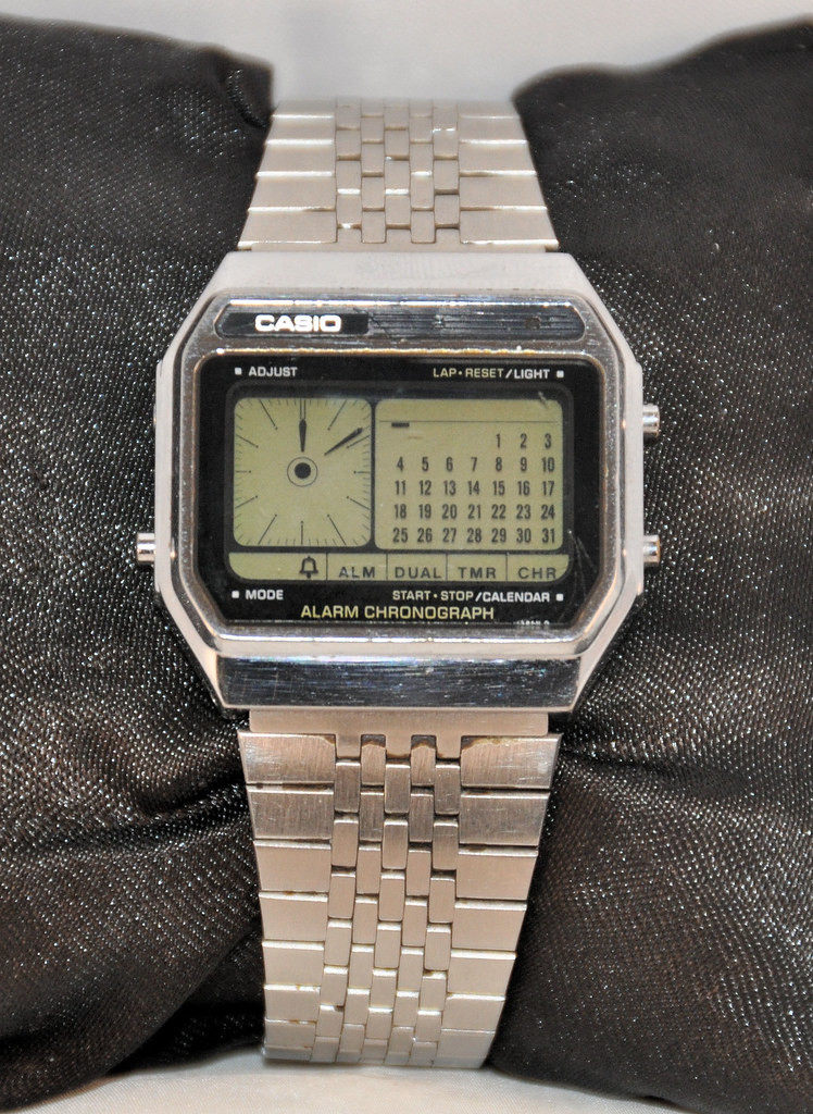 Thời còn chưa có Apple Watch hay Galaxy Watch,...Casio luôn thống trị trong lĩnh vực đồng hồ điện tử và Casio AX-210 là chiếc đồng hồ lịch tháng cực độc của hãng. Nó có một màn hình khá to, vừa thể hiện được một mặt đồng hồ vừa có cả lịch tháng đồng thời hỗ trợ đến 3 âm báo nhạc báo thức khác nhau.