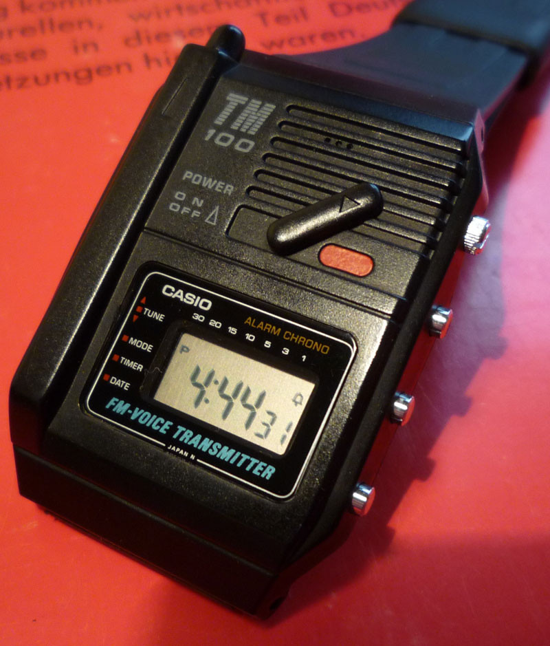 Chỉ cần kéo anten lên, chỉnh tần số phù hợp và nói vào micro, giọng nói hay giọng hát của bạn sẽ vang lên thông qua các máy FM gần đó đang ở cùng tần số. Hướng dẫn lựa chọn đồng hồ thông minh cho trẻ | VTC1