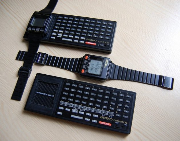 Đồng hồ Data-2000 kết nối với một bàn phím gắn ngoài hoặc thậm chí là máy vi tính, truyền dữ liệu qua đó và có bộ nhớ riêng để lưu trữ một số ghi chép hay thiết lập cuộc hẹn...