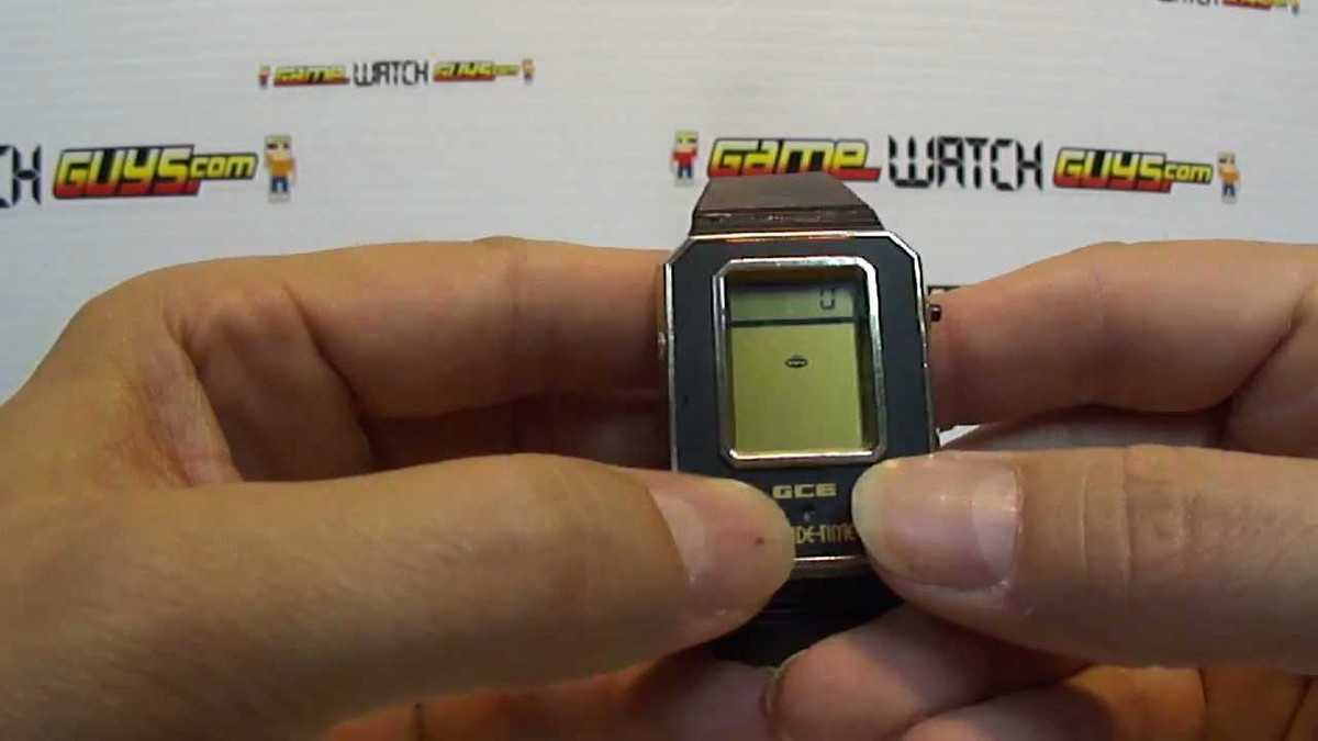 Đồng hồ chơi game có Joystick và phím bấm GCE Arcade-Time xuất hiện năm 1982 có tới 4 game khác nhau. Đặc biệt Joystick điều khiển và phím "Fire" để bắn trong game khiến nhiều game thủ thích thú.