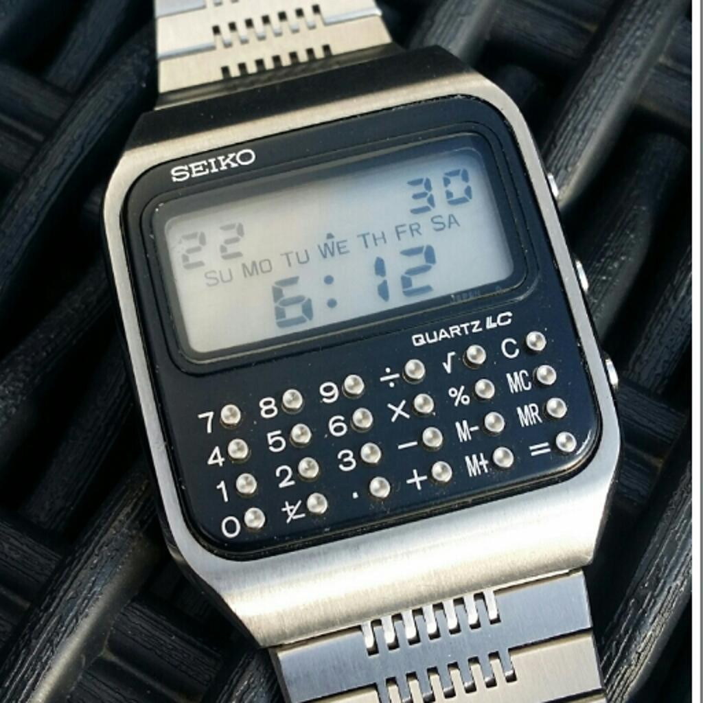 Máy có một màn hình hiển thị được 3 dòng thông tin, bên dưới màn hình là một cái bàn phím số dùng để tính toán một số bài toán đơn giản. Do kích thước phím quá nhỏ nên người ta phải dùng một cây bút có đầu nhỏ thì mới thao tác được.