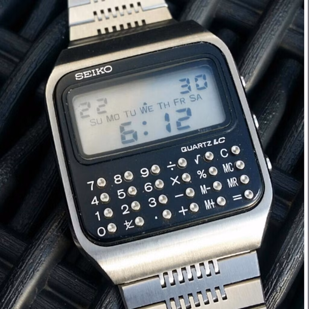 Máy có một màn hình hiển thị được 3 dòng thông tin, bên dưới màn hình là một cái bàn phím số dùng để tính toán một số bài toán đơn giản. Do kích thước phím quá nhỏ nên người ta phải dùng một cây bút có đầu nhỏ thì mới thao tác được.