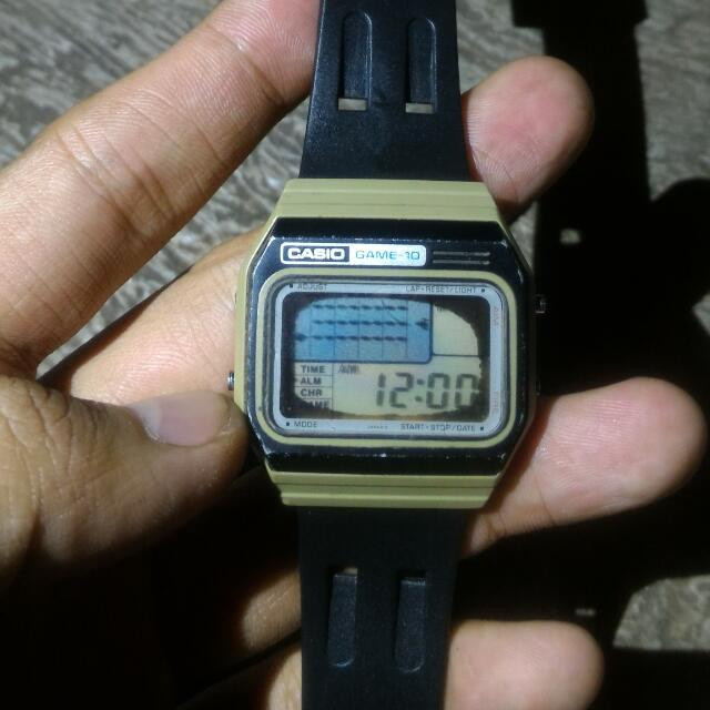 Một chiếc đồng hồ có thể chơi game ư? Đúng như tên gọi, chiếc Casio Game-10 này được tích hợp một game nhỏ giúp người đeo có thể giải trí lúc rảnh rỗi với trò chơi là phiên bản kết hợp giữa game Space Invaders và Defender.