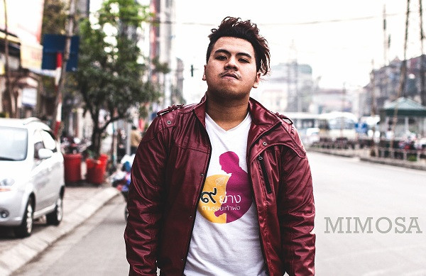 Ít ai biết rằng streamer Mimosa Chu chính là câu nói gây bão mạng trong suốt thời gian qua: "Chào em, anh đứng đây từ chiều''. Được biết, đây chính là một trong những ''bí kíp tán gái'' của Mimosa và lập tức thu hút rất nhiều sự chú ý từ cộng đồng.