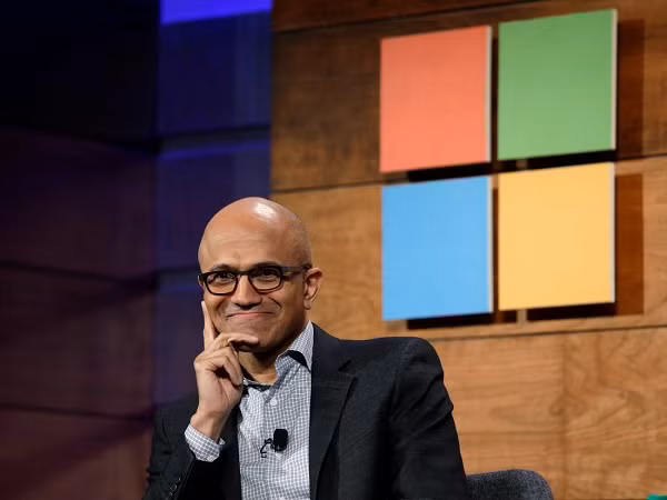 Ông Satya Nadella - Giám đốc điều hành của Microsoft có sở thích khá...dị là thích đọc thơ của nhà thơ Mỹ và Ấn Độ. Vì muốn mở rộng vốn kiến thức của mình, Satya thường tham gia học trực tuyến, tất cả khóa học đều vào sáng sớm.