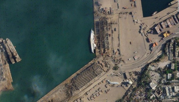 Không chỉ có những tòa nhà bị sụp đổ mà nhiều con thuyền lớn nhỏ cũng bị sức công phá của vụ nổ tạo nên sóng xung kích thổi bay ra xa.