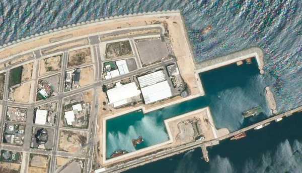 Theo ông Hassan Diab - Thủ tướng Lebanon, ammonium nitrate được lưu trữ trong các kho hàng là một vật liệu nổ cao được sử dụng trong phân bón, có sức công phá ngang với bom nguyên tử.