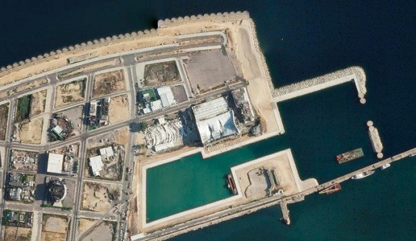 Vài tòa nhà lớn ở phía tây có phần mái bị biến dạng rõ rệt sau vụ nổ.