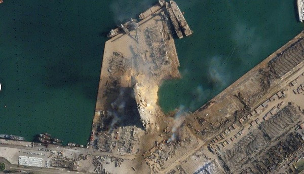 Ảnh chụp bởi vệ tinh của Planet Labs cho thấy gần như mọi tòa nhà từ lớn đến nhỏ đều chịu thiệt hại đáng kể hoặc đã bị phá hủy bởi vụ nổ. Hai tòa nhà ở tâm vụ nổ hoàn toàn biến mất, nước biển khoét vào đất liền tạo thành một hố lớn.