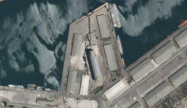 Cảng Beirut yên bình và nguyên vẹn trước thảm họa. Các kho hạt kích thước lớn ở giữa bán đảo vẫn trụ vững.