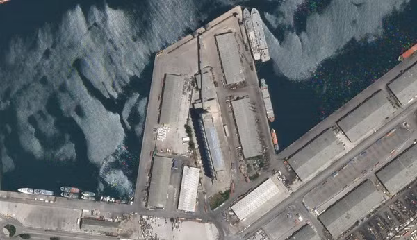 Cảng Beirut yên bình và nguyên vẹn trước thảm họa. Các kho hạt kích thước lớn ở giữa bán đảo vẫn trụ vững.