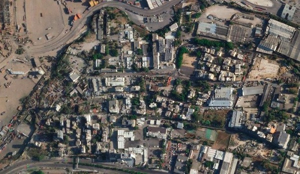 Xa hơn về phía Tây của vụ nổ, các ngôi nhà có vẻ không còn phần mái nguyên vẹn.