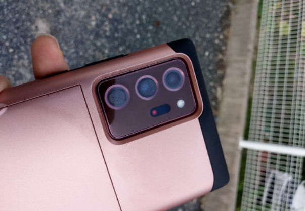 Lỗi lớn đầu tiên được báo cáo là hiện tượng ''sương mù'' trong cụm camera sau của Note 20, tức ống kính chụp ảnh bị hơi nước che phủ khi sử dụng dưới thời tiết chênh lệch nhiệt độ. Kèm theo bài đăng là hình ảnh được người dùng đăng tải cho thấy một lớp "sương mù" giống như hơi nước đã che phủ hoàn toàn bên trong ống kính 3 camera phía sau của Note20.