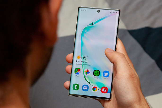 Trong khi SamMobile chỉ ra rằng: Nhiệt độ của Samsung Galaxy Note 20 Ultra đã tăng lên 45-46 độ C chỉ trong 5-6 phút, Wired UK cũng cho biết chỉ tải Fortnite mà chiếc Note 20 Ultra đã ''ấm hơn mong đợi''.