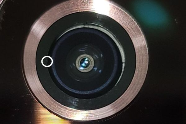 Người dùng nhìn thấy bụi trong module camera, hơn nữa ống kính và vòng bao quanh nó được lắp ráp không khít nhau. Trả lời Korea Herald, đại diện Samsung sau đó nói rằng nếu nhân viên tại trung tâm bảo hành xác định vấn đề ảnh hưởng tới chức năng gốc của camera, họ được đổi máy.