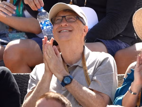 Ông sử dụng nhiều dòng đồng hồ khác nhau của Casio, trong đó có chiếc Duro với giá bán lẻ 70 USD.