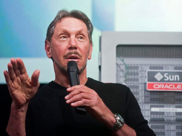 Ellison thường xuất hiện với mẫu Panerai Marina hoặc Richard Mille, mỗi chiếc có giá hàng nghìn USD.