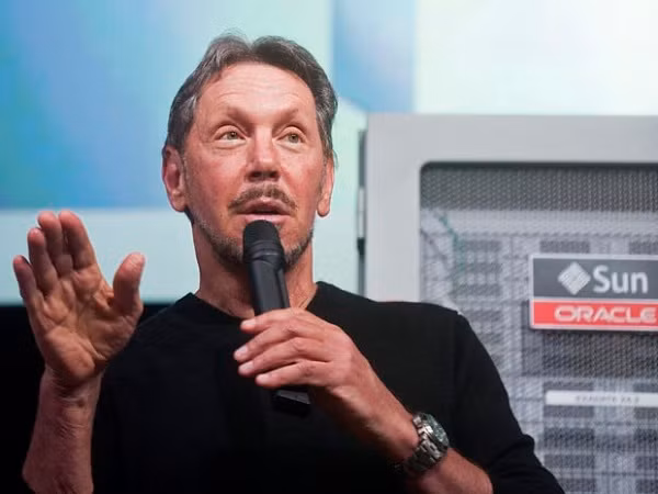 Ellison thường xuất hiện với mẫu Panerai Marina hoặc Richard Mille, mỗi chiếc có giá hàng nghìn USD.