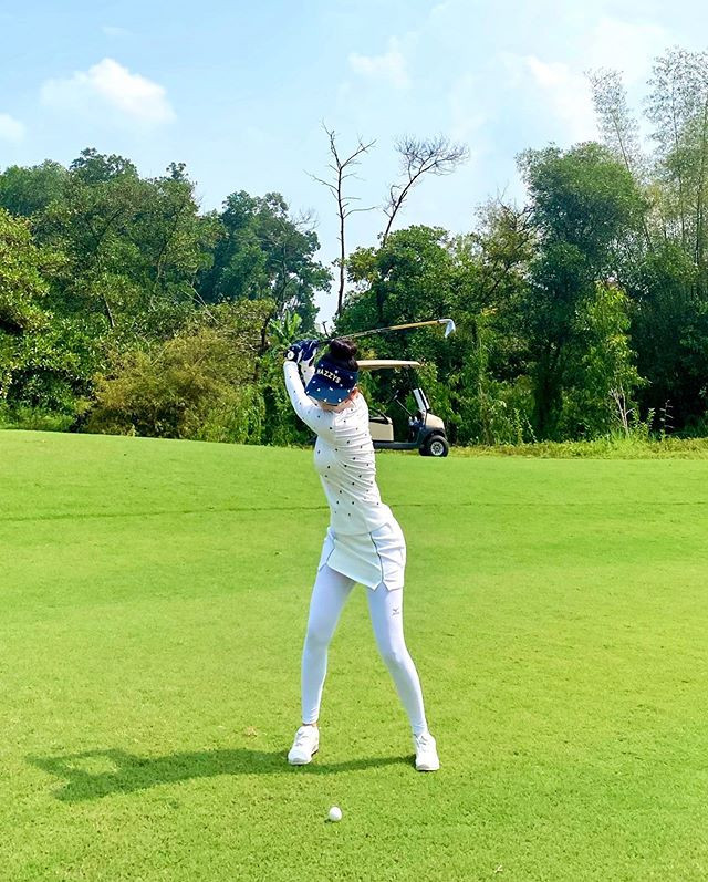 Được biết, ngoài chơi golf, bí quyết để Lan Phương giữa vóc dáng 3 vòng chuẩn chỉnh là nhờ chăm chỉ tập luyện thể hình và yoga.