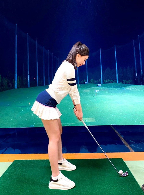 Dáng đánh golf siêu chuẩn làm tôn lên đường cong nuột nà và hút mắt của người đẹp Hà Nội.