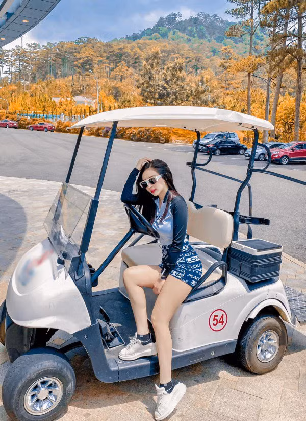 Cô nàng sở hữu gương mặt xinh đẹp sắc sảo, body hoàn hảo, khiến mọi đáng mày râu đều phải ngước nhìn.