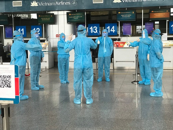 Hành khách trên chuyến bay chủ yếu là du khách, bao gồm nhiều trẻ em và trẻ sơ sinh. Nhằm ngăn ngừa khả năng lây nhiễm dịch bệnh, các chuyến bay đáp ứng những tiêu chuẩn phòng chống dịch bệnh nghiêm ngặt từ mặt đất đến trên không.