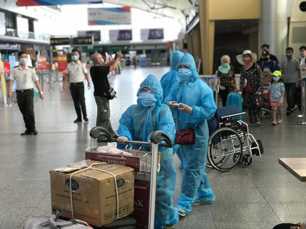 Vào 12h34 trưa ngày 12/8, chuyến bay VN7160 của hãng hàng không quốc gia Vietnam Airlines chở 202 người dân bị mắc kẹt ờ Đà Nẵng đã hạ cánh an toàn tại sân bay Nội Bài.