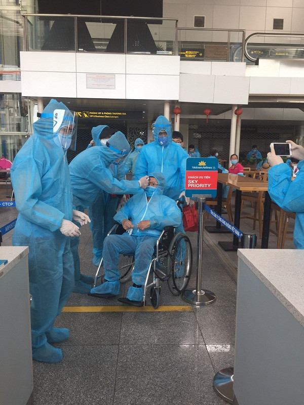 Nhân viên y tế và hành khách, phi hành đoàn được trang bị đồ bảo hộ tuyệt đối.