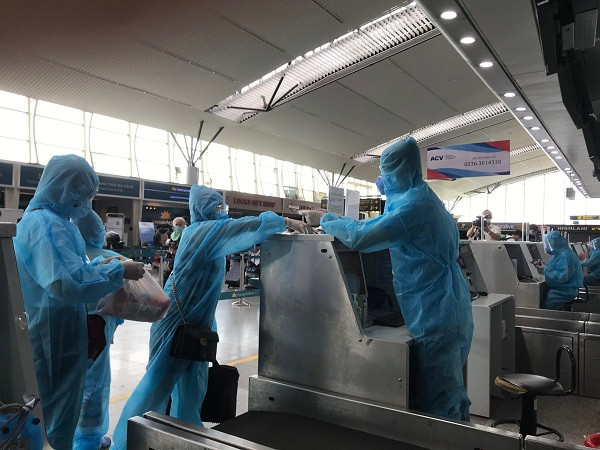 Theo đó, toàn bộ hành khách và phi hành đoàn đều được trang bị bảo hộ y tế toàn thân và phải thực hiện khai báo y tế, đo thân nhiệt trước khi lên máy bay.