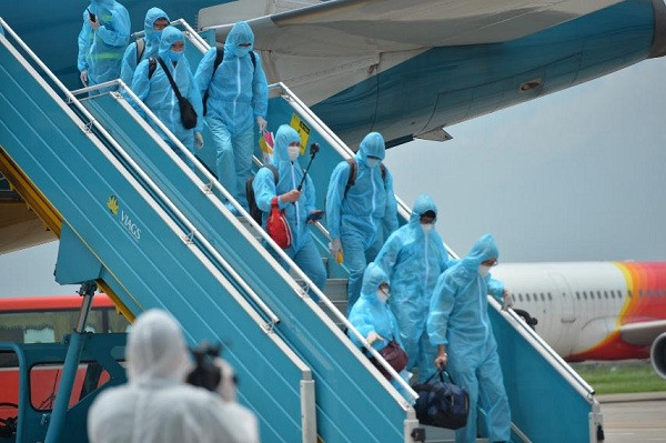 Ngay khi khách về đến sân bay, lực lượng y tế sẽ phối hợp với các đơn vị của Bộ Tư lệnh Thủ đô bố trí xe theo đoàn, đưa về nơi cách ly tập trung tại trường quân sự Bộ Tư lệnh Thủ đô.