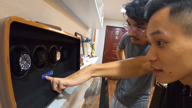 Khoảnh khắc PewPew giới thiệu tới Độ Mixi góc nhỏ bày bộ sưu tập đồng hồ đắt đỏ của mình.