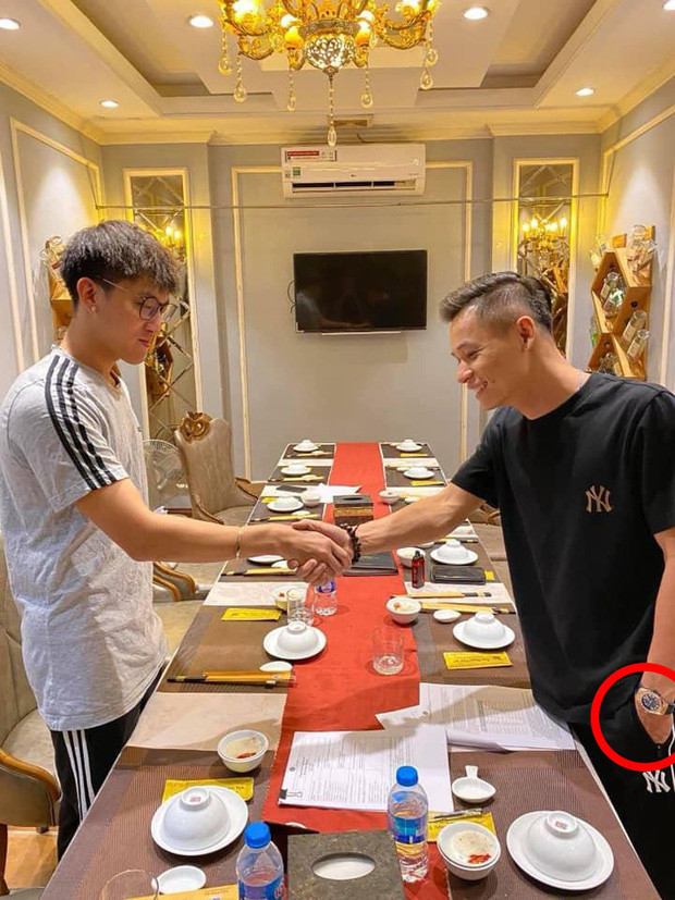 Vào ngày sinh nhật streamer Độ Mixi (12/9), người anh em thân thiết Rambo đã tặng cho Tộc trưởng "chiếc đồng hồ màu vàng, có dây da xanh lạ mắt". Kể từ đó chiếc đồng hồ trở thành vật bất ly thân của Độ Mixi.