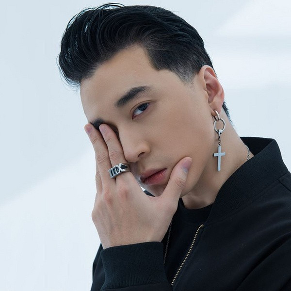 Hội rapper Việt dường như không ít fan của LMHT, và Kark cũng là một trong số đó. Người hâm mộ dễ dàng nhận ra điều này bởi anh chàng rapper nổi tiếng với những MV tình yêu đầy sâu cay này có một thói quen đó là đưa những sở thích về game vào trong các tác phẩm âm nhạc của mình.
