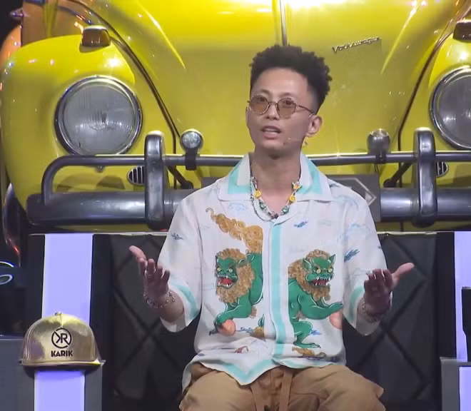 ''Cây hài mới nổi'' của chương trình Rap Việt - Rhymastic cũng là một trong những rapper mê mẩn tựa game LMHT. Chủ nhân của những bản hit làm chao đảo cộng đồng trẻ có thói quen khá hài hướcđó là cứ mỗi lần sắm skin mới và thắng trận, anh sẽ ngay lập tức đem khoe trên Facebook.