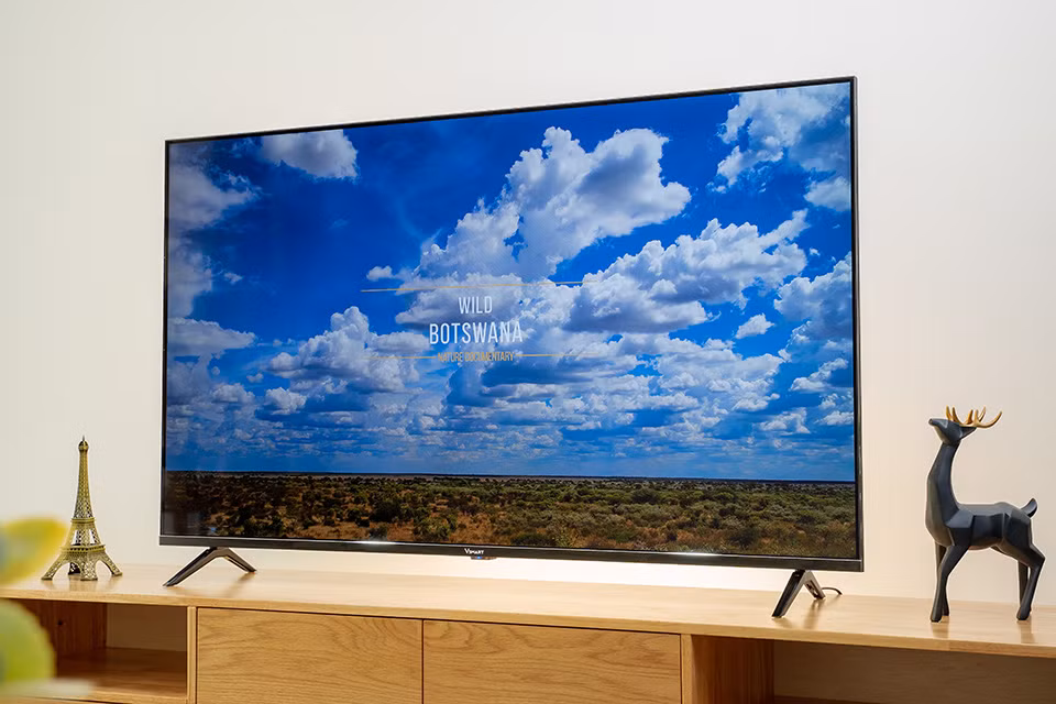 Phiên bản cao cấp 55KE8500 có màn hình 55 inch, viền siêu mỏng, cạnh bên gọn gàng hơn nhiều so với dòng KD. Trên hai model đắt tiền, góc nhìn tiếp tục được cải thiện và màu đen cũng sâu hơn một chút, được bán với giá 14,5 đồng.