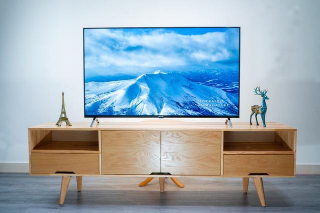 Phiên bản 43 inch của dòng KD cũng có thiết kế tương tự các bản trên với màn hình độ phân giải Ultra HD 4K, công nghệ âm thanh Dolby Digital Plus. Vsmart 4K 43 inch 43KD6600 được cải tiến về tốc độ xử lý nên quá trình khởi chạy và mở ứng dụng vô cùng nhanh và mượt mà.